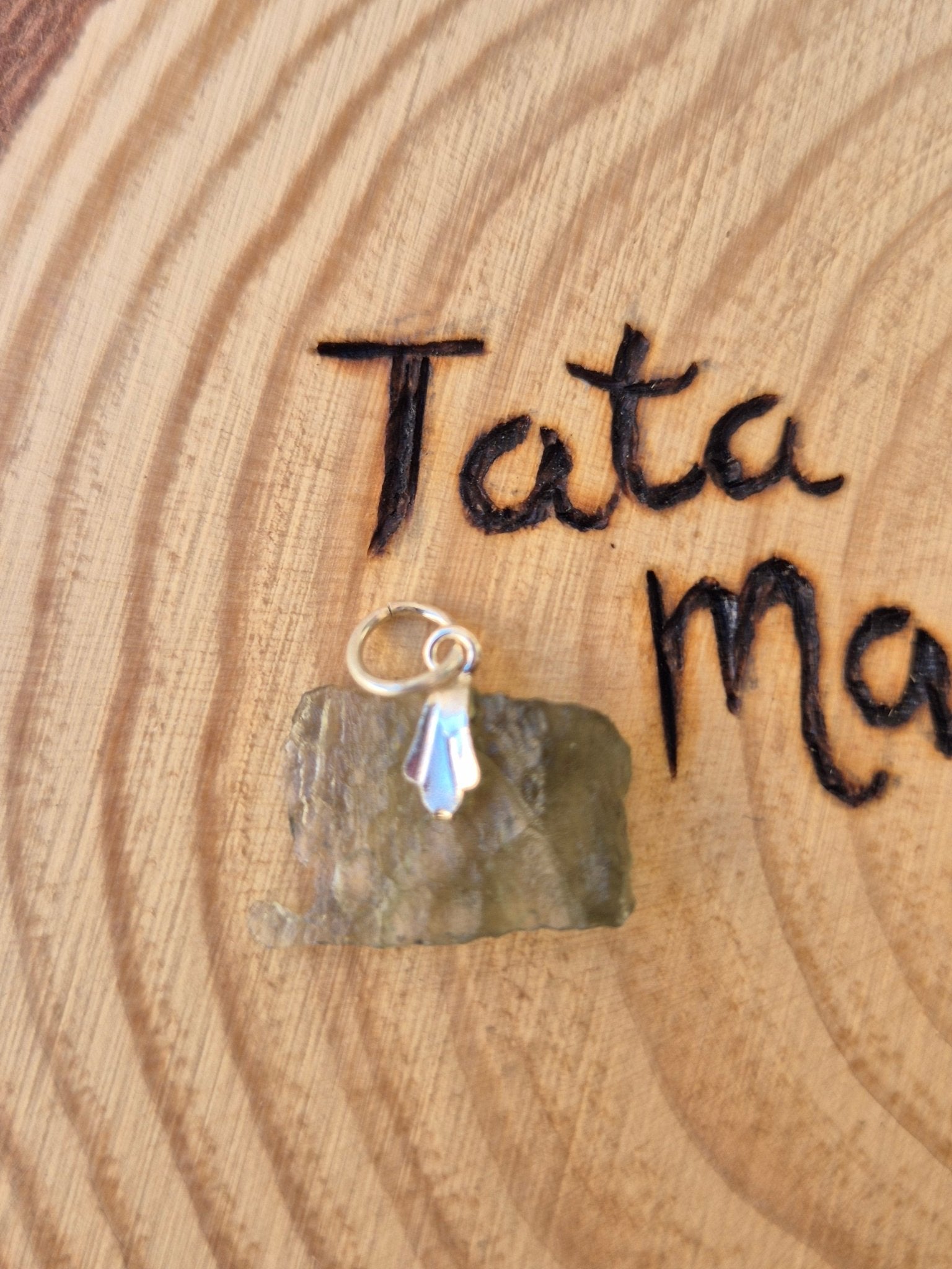Moldavita - Piedra de Transformación y Conexión Cósmica con enganche de plata Tienda esotérica Málaga - La Tienda de Tata Magic: tienda Esotérica en Málaga
